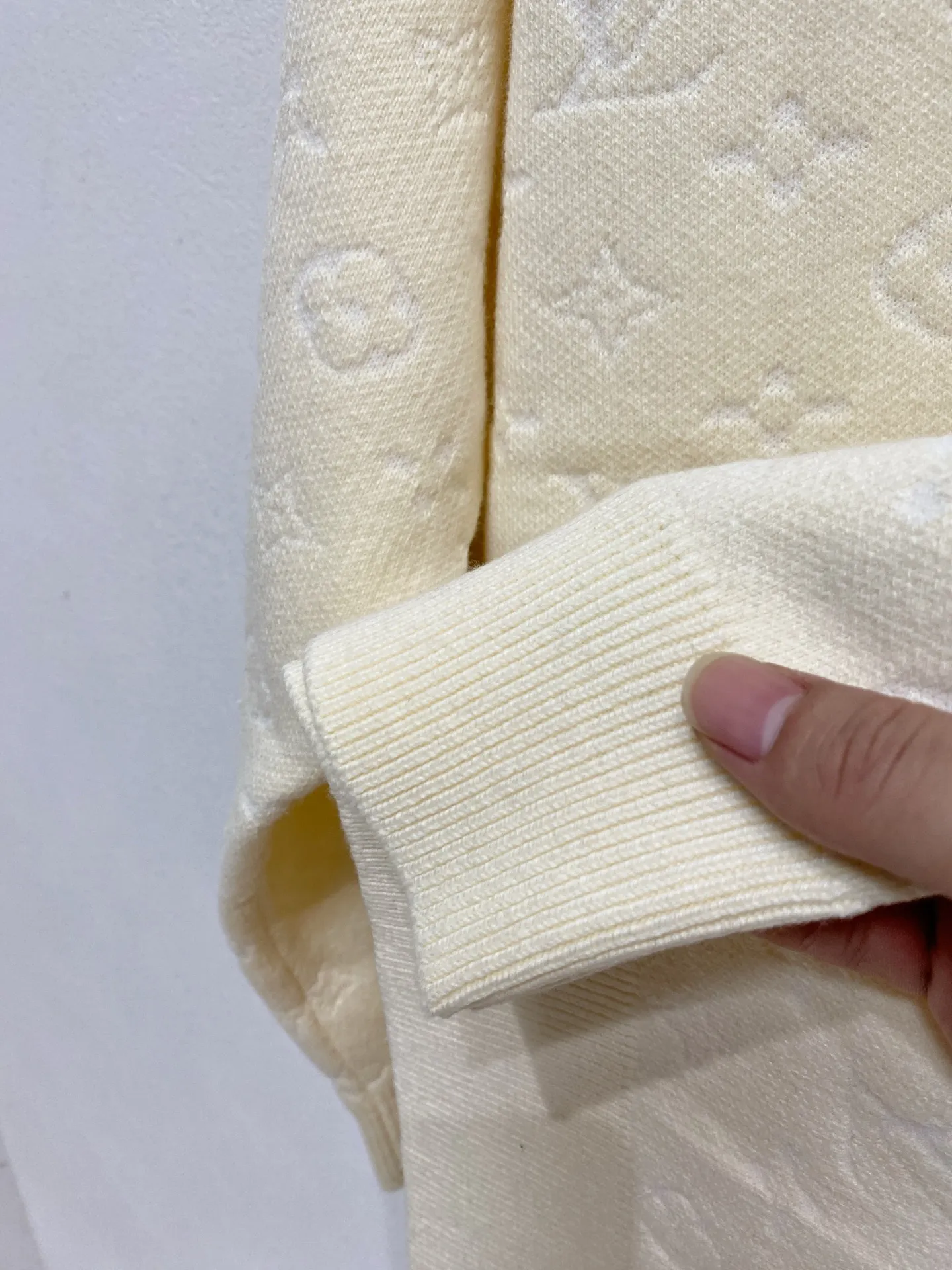 🅿️440 LV 2025 new wool blended round neck long sleeve sweater cardigan bottoming sweater, high-end version! The custom-made fabrics at the counter are highly breathable and comfortable, with impeccable details and brand element design concepts, reflecting high quality. It feels delicate and soft! It presents a casual cut and the upper body shape is great! 🐉Code size: M-3XL